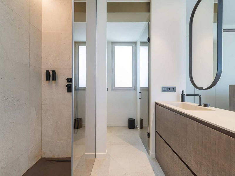 Villa contemporánea con vistas al campo de golf y la montaña en La Roca del Valles, Barcelona. Foto:  38