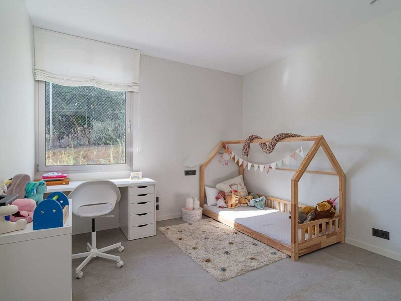 Villa contemporánea con vistas al campo de golf y la montaña en La Roca del Valles, Barcelona. Foto:  40