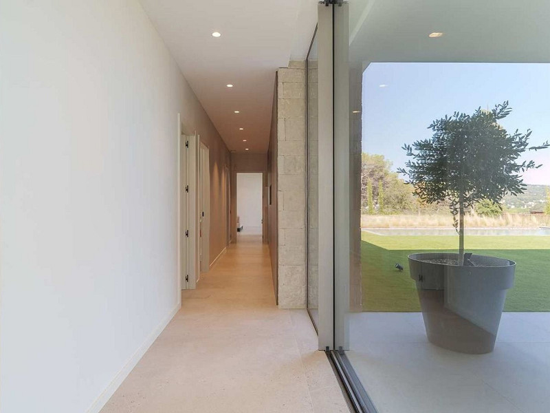 Villa contemporánea con vistas al campo de golf y la montaña en La Roca del Valles, Barcelona. Foto:  41