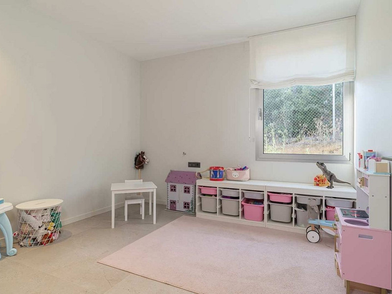 Villa contemporánea con vistas al campo de golf y la montaña en La Roca del Valles, Barcelona. Foto:  42