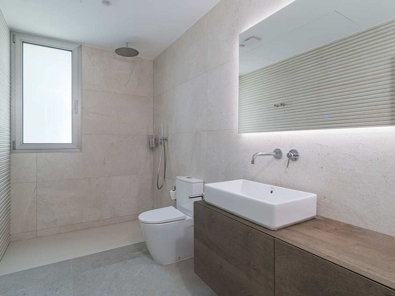 Villa contemporánea con vistas al campo de golf y la montaña en La Roca del Valles, Barcelona. Foto:  43