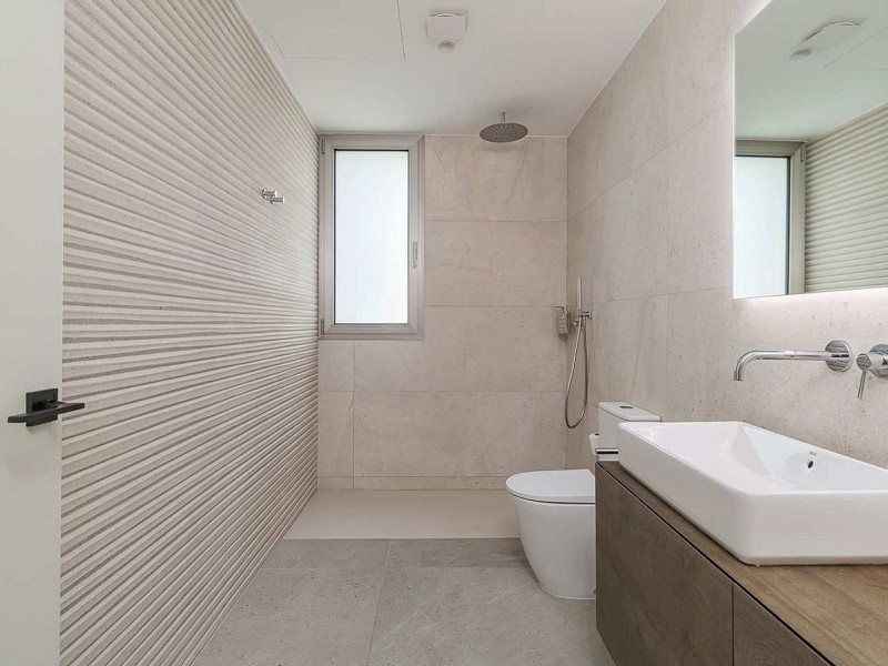 Villa contemporánea con vistas al campo de golf y la montaña en La Roca del Valles, Barcelona. Foto:  44