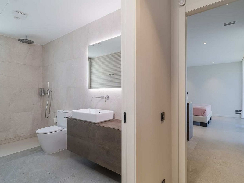 Villa contemporánea con vistas al campo de golf y la montaña en La Roca del Valles, Barcelona. Foto:  45