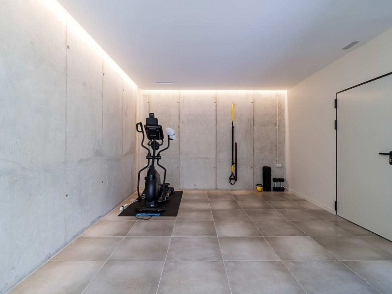 Villa contemporánea con vistas al campo de golf y la montaña en La Roca del Valles, Barcelona. Foto:  46