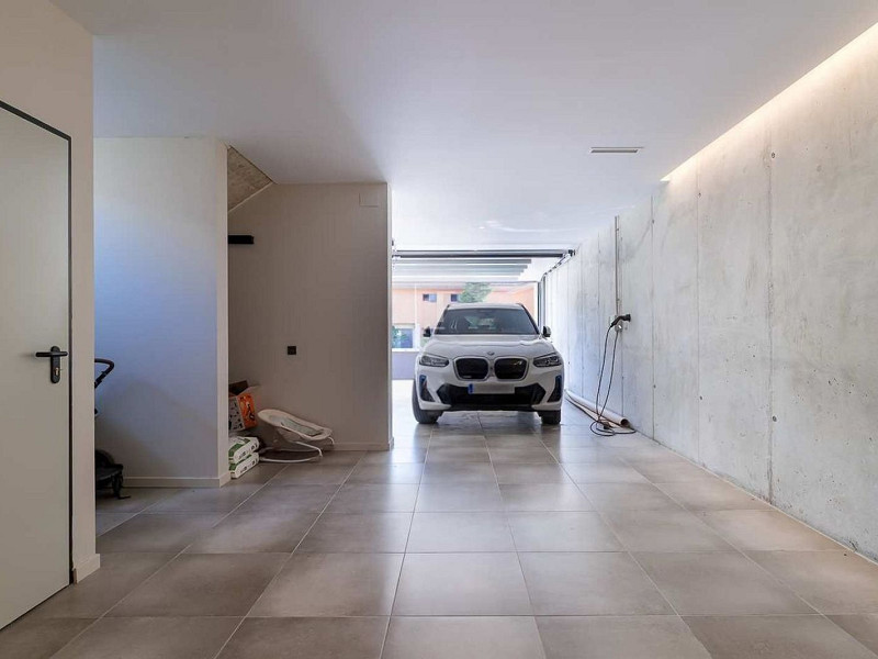 Villa contemporánea con vistas al campo de golf y la montaña en La Roca del Valles, Barcelona. Foto:  47