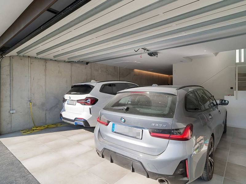 Villa contemporánea con vistas al campo de golf y la montaña en La Roca del Valles, Barcelona. Foto:  48