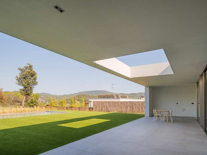 Villa contemporánea con vistas al campo de golf y la montaña en La Roca del Valles, Barcelona. Foto:  49