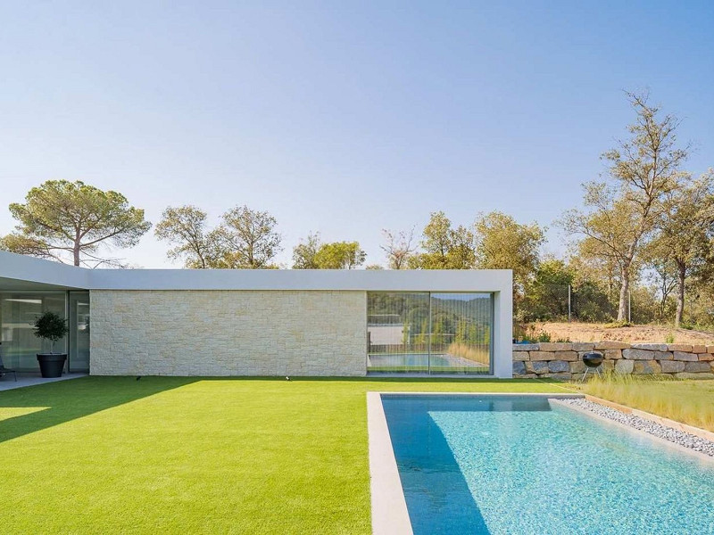Villa contemporánea con vistas al campo de golf y la montaña en La Roca del Valles, Barcelona. Foto:  50