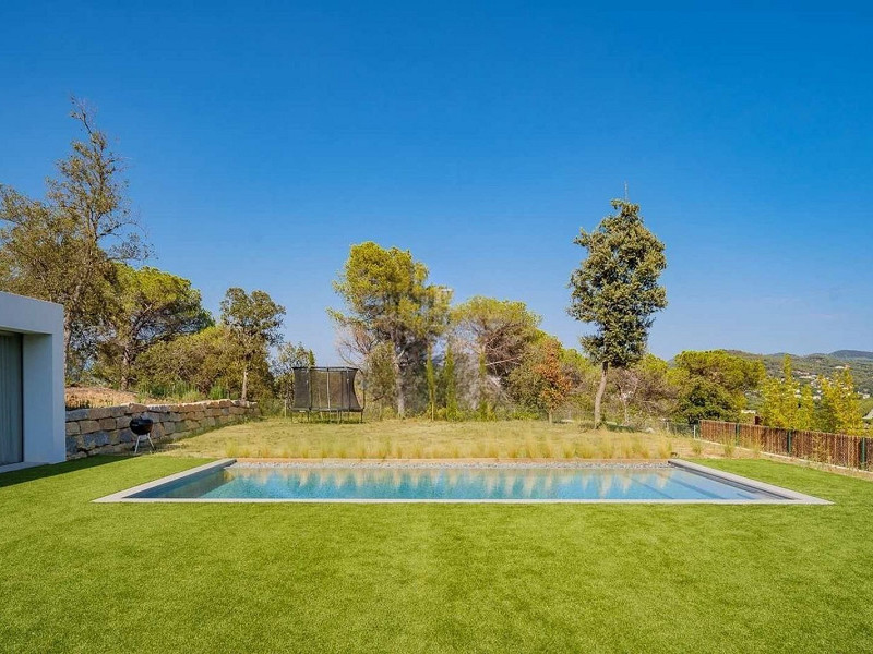 Villa contemporánea con vistas al campo de golf y la montaña en La Roca del Valles, Barcelona. Foto:  51