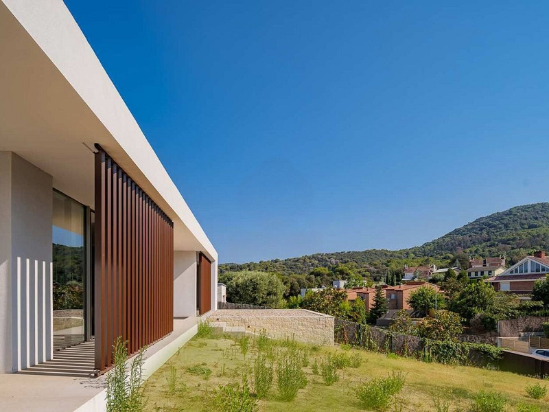 Villa contemporánea con vistas al campo de golf y la montaña en La Roca del Valles, Barcelona. Foto:  52