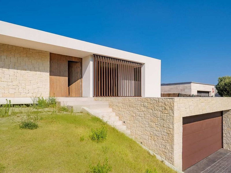 Villa contemporánea con vistas al campo de golf y la montaña en La Roca del Valles, Barcelona. Foto:  53