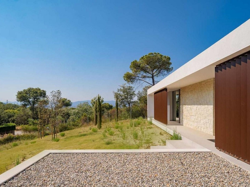 Villa contemporánea con vistas al campo de golf y la montaña en La Roca del Valles, Barcelona. Foto:  54
