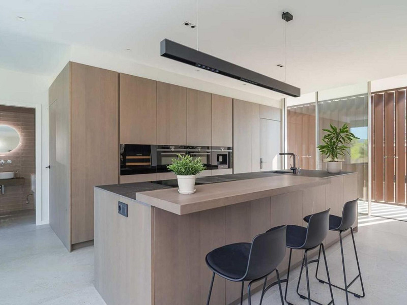 Villa contemporánea con vistas al campo de golf y la montaña en La Roca del Valles, Barcelona. Foto:  55