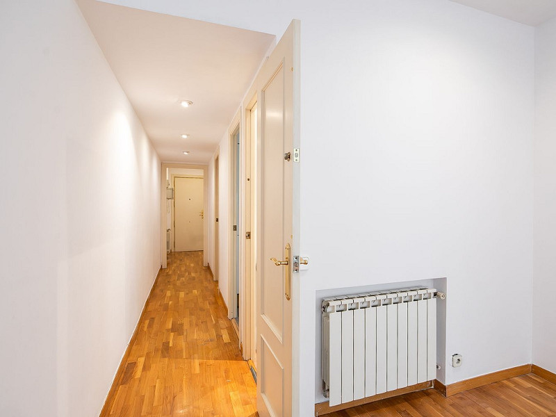 Piso reformado con distribución funcional en Sant Gervasi – La Bonanova, Barcelona. Foto:  24
