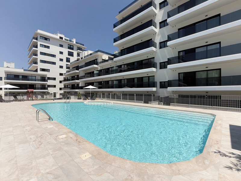 Obra nueva con terrazas, piscina y zonas comunitarias en Sant Boi de Llobregat, Barcelona. Foto:  6