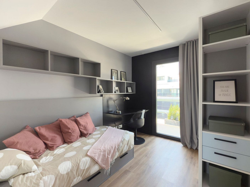 Obra nueva con terrazas, piscina y zonas comunitarias en Sant Boi de Llobregat, Barcelona. Foto:  9