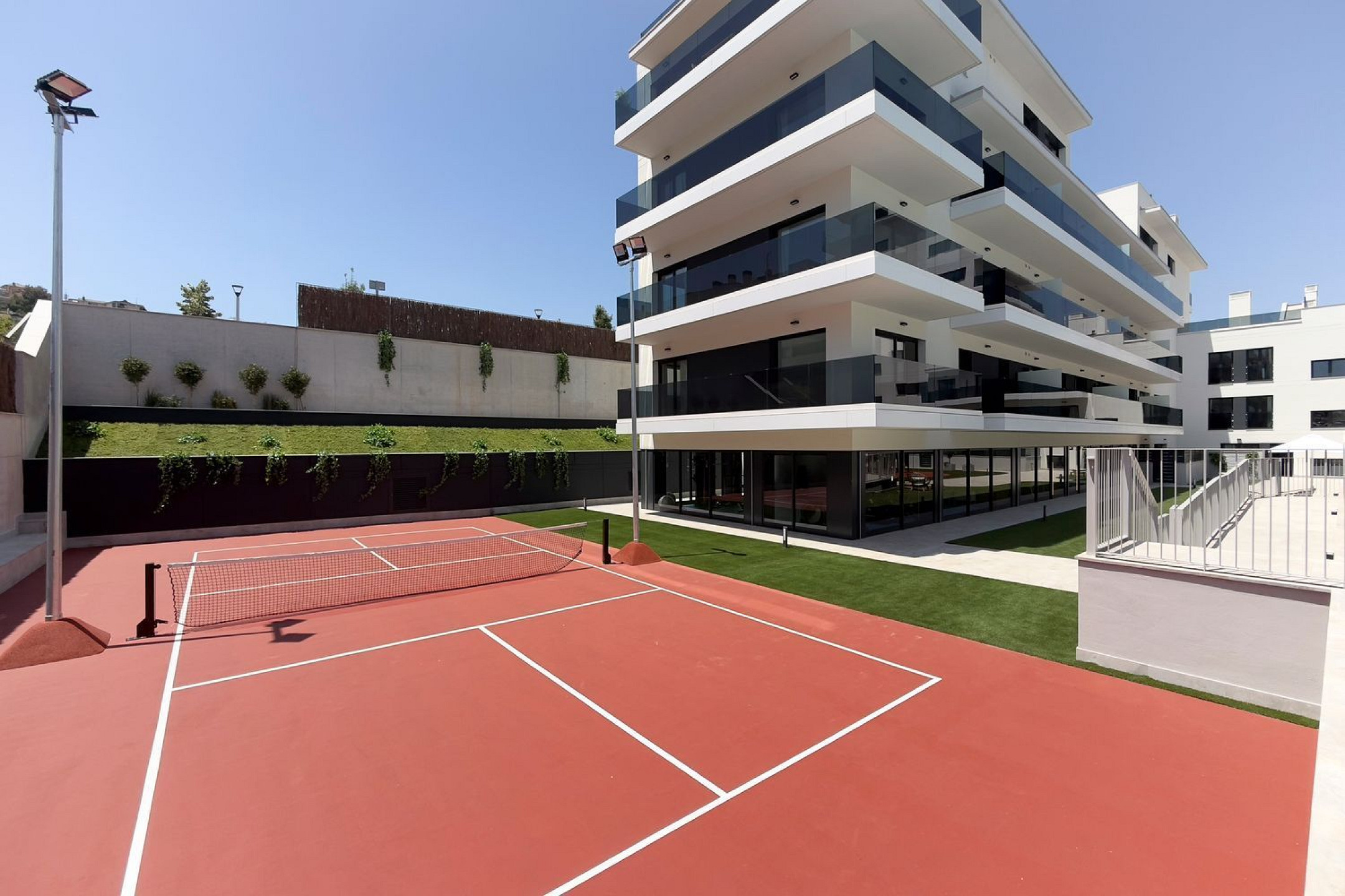 Obra nueva con terrazas, piscina y zonas comunitarias en Sant Boi de Llobregat, Barcelona