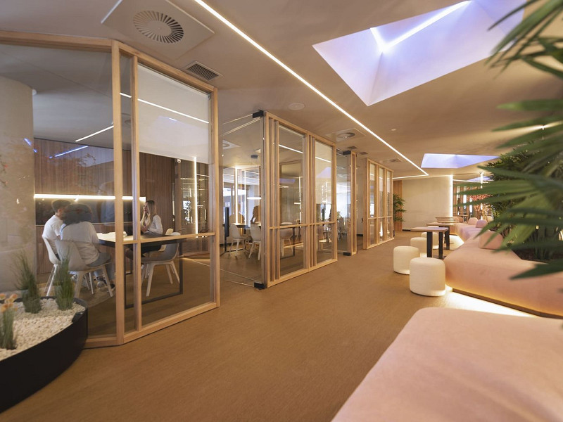 Obra nueva con terrazas, piscina y zonas comunitarias en Sant Boi de Llobregat, Barcelona. Foto:  6