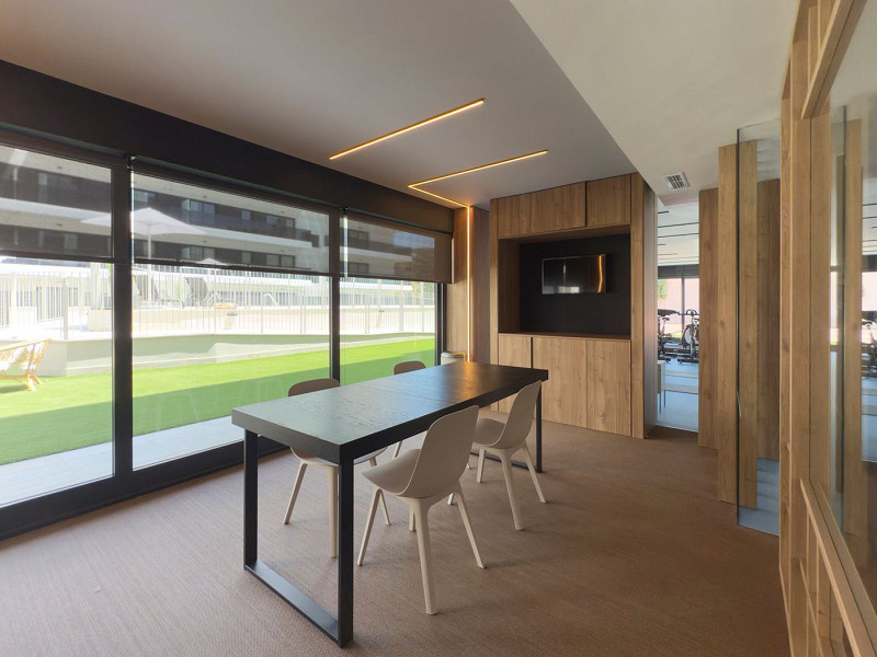 Obra nueva con terrazas, piscina y zonas comunitarias en Sant Boi de Llobregat, Barcelona. Foto:  12