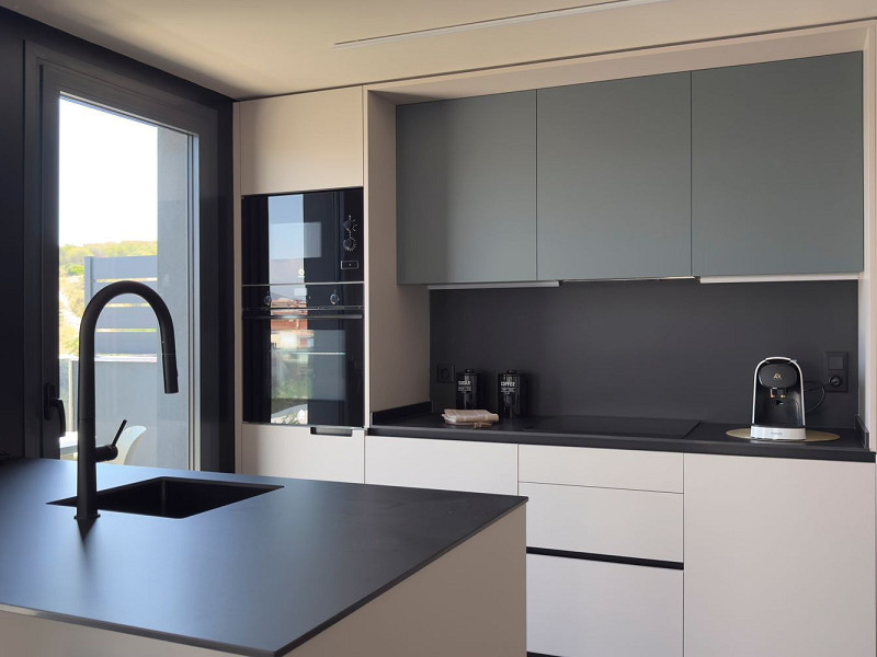 Obra nueva con terrazas, piscina y zonas comunitarias en Sant Boi de Llobregat, Barcelona. Foto:  17