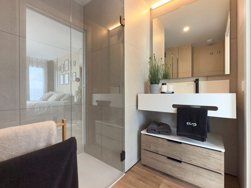 Obra nueva con terrazas, piscina y zonas comunitarias en Sant Boi de Llobregat, Barcelona. Foto:  18