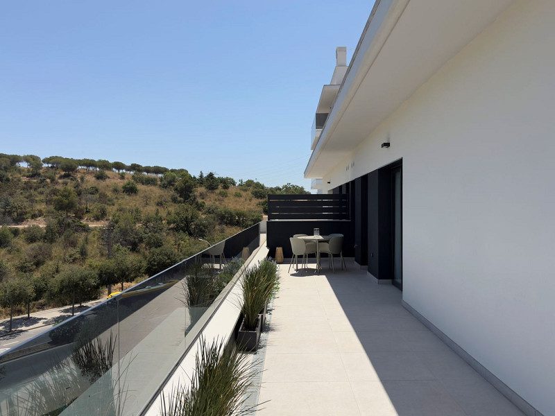 Obra nueva con terrazas, piscina y zonas comunitarias en Sant Boi de Llobregat, Barcelona. Foto:  13