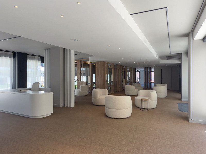 Obra nueva con terrazas, piscina y zonas comunitarias en Sant Boi de Llobregat, Barcelona. Foto:  2