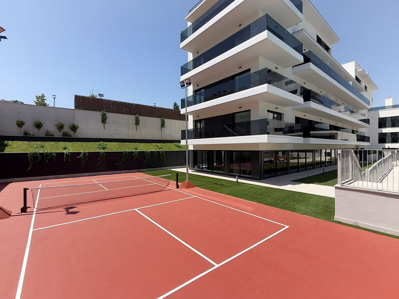 Obra nueva con terrazas, piscina y zonas comunitarias en Sant Boi de Llobregat, Barcelona. Foto:  6
