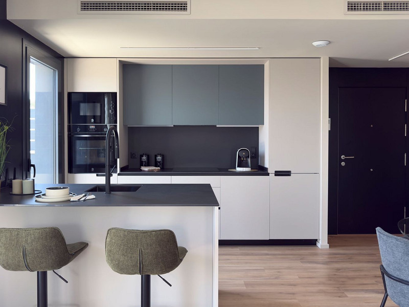 Obra nueva con terrazas, piscina y zonas comunitarias en Sant Boi de Llobregat, Barcelona. Foto:  11