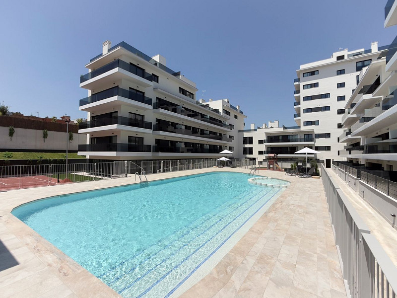 Obra nueva con terrazas, piscina y zonas comunitarias en Sant Boi de Llobregat, Barcelona