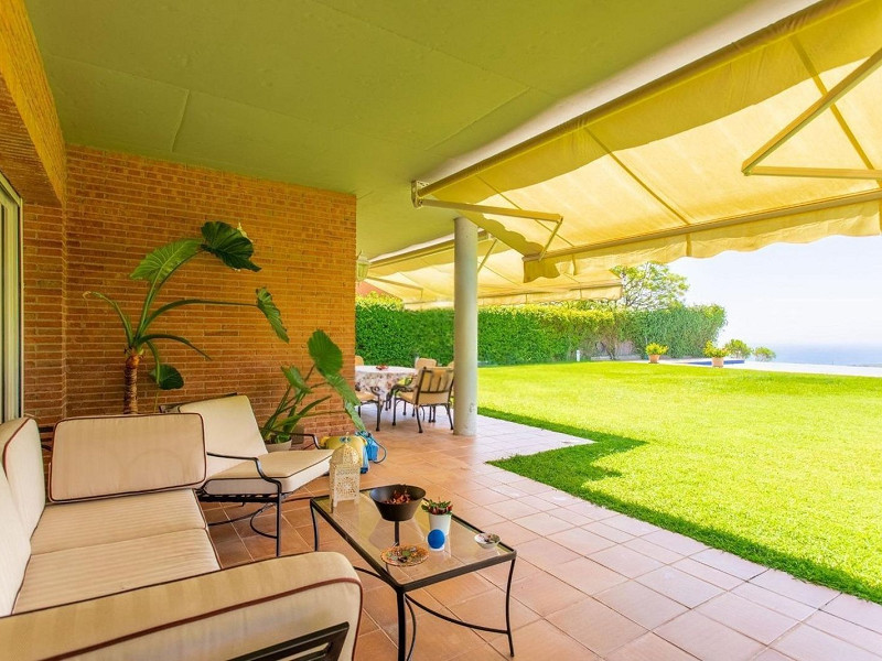 Дом с видом на море и горы в Сант-Андреу-де-Льяванерес, Барселона. Фото:  9