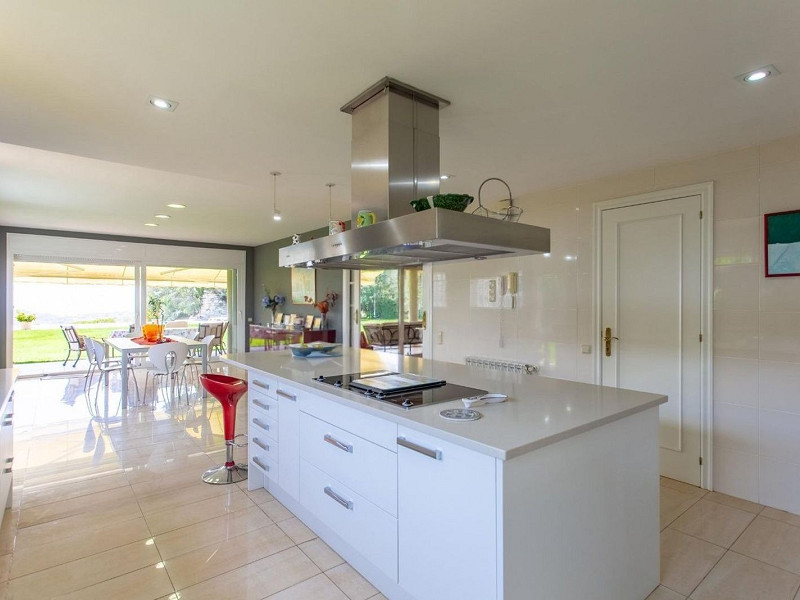 Дом с видом на море и горы в Сант-Андреу-де-Льяванерес, Барселона. Фото:  14