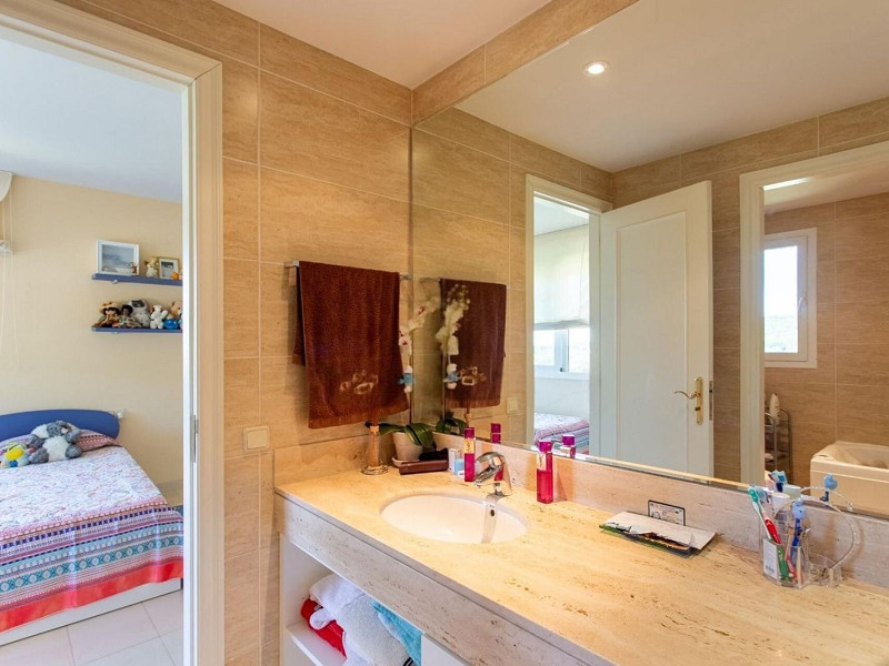 Дом с видом на море и горы в Сант-Андреу-де-Льяванерес, Барселона. Фото:  18