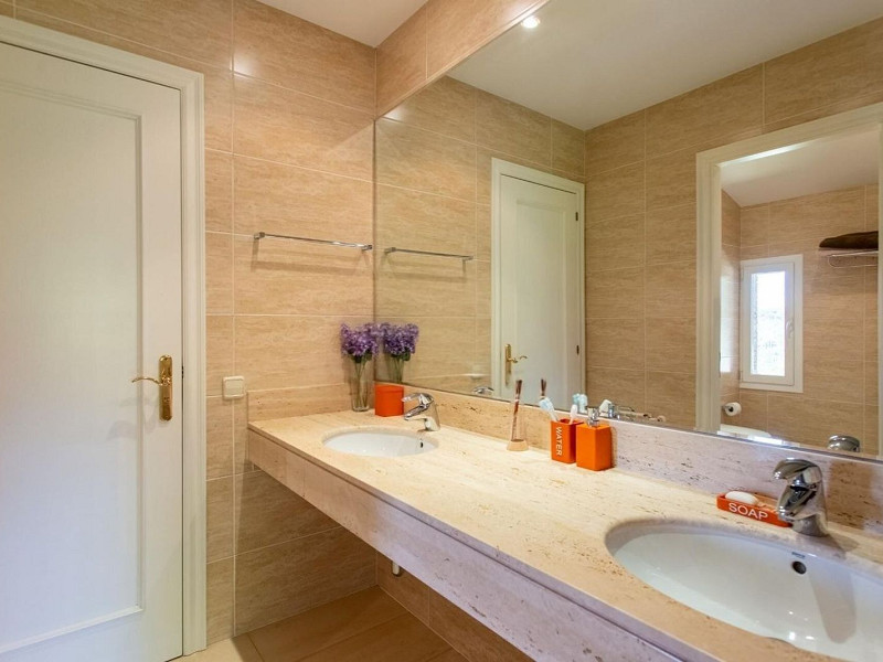 Дом с видом на море и горы в Сант-Андреу-де-Льяванерес, Барселона. Фото:  20