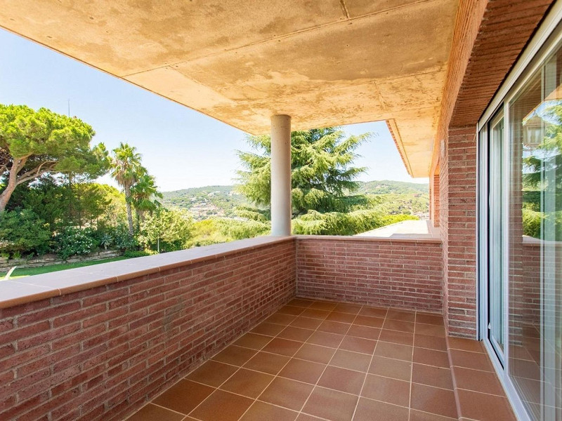 Дом с видом на море и горы в Сант-Андреу-де-Льяванерес, Барселона. Фото:  23