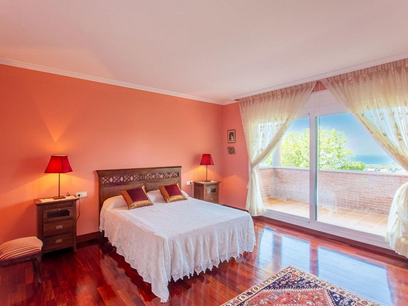 Дом с видом на море и горы в Сант-Андреу-де-Льяванерес, Барселона. Фото:  28