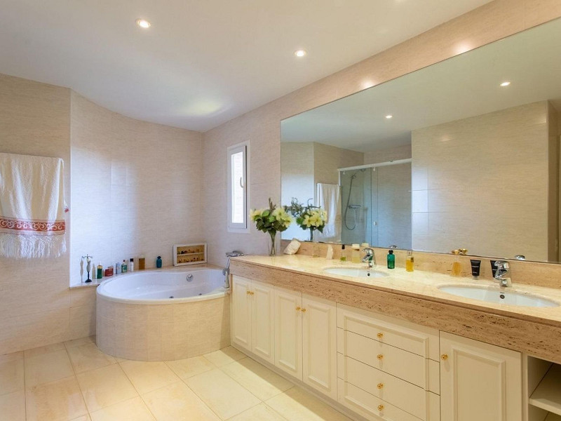 Дом с видом на море и горы в Сант-Андреу-де-Льяванерес, Барселона. Фото:  29