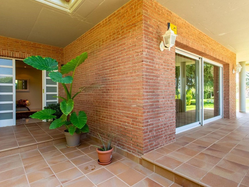 Дом с видом на море и горы в Сант-Андреу-де-Льяванерес, Барселона. Фото:  48