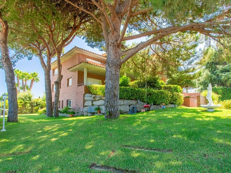 Дом с видом на море и горы в Сант-Андреу-де-Льяванерес, Барселона. Фото:  49