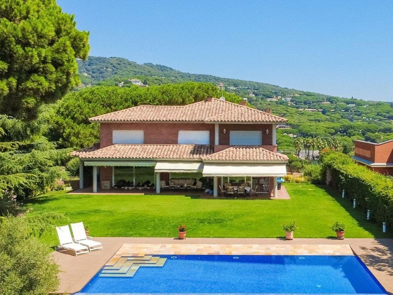 Дом с видом на море и горы в Сант-Андреу-де-Льяванерес, Барселона. Фото:  50