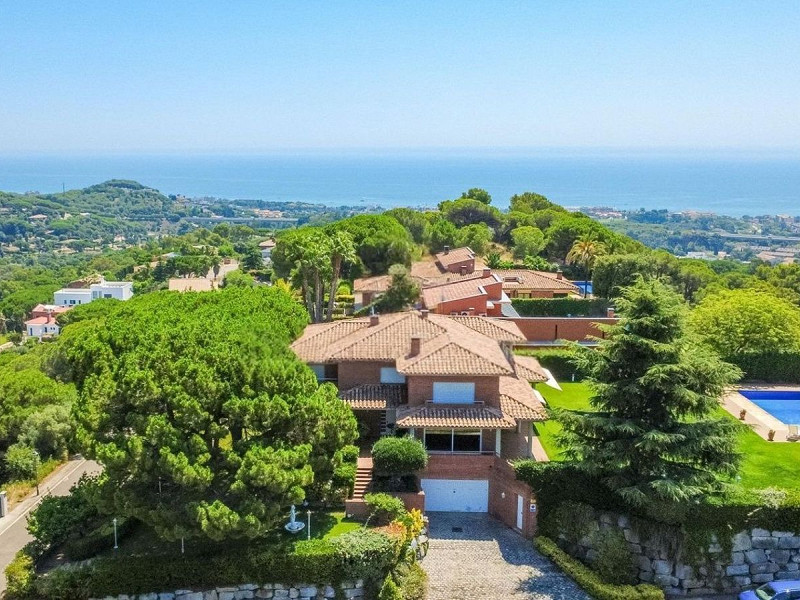 Дом с видом на море и горы в Сант-Андреу-де-Льяванерес, Барселона. Фото:  52