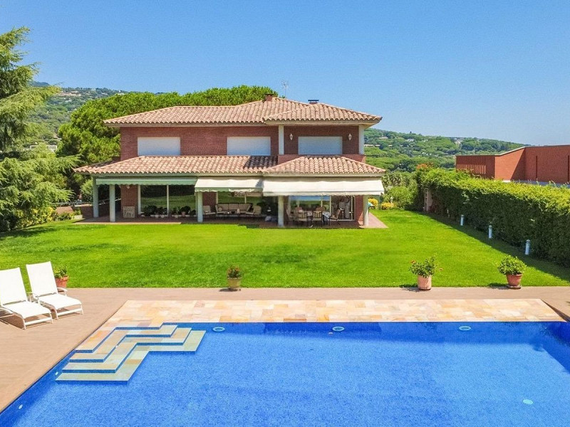 Дом с видом на море и горы в Сант-Андреу-де-Льяванерес, Барселона. Фото:  53