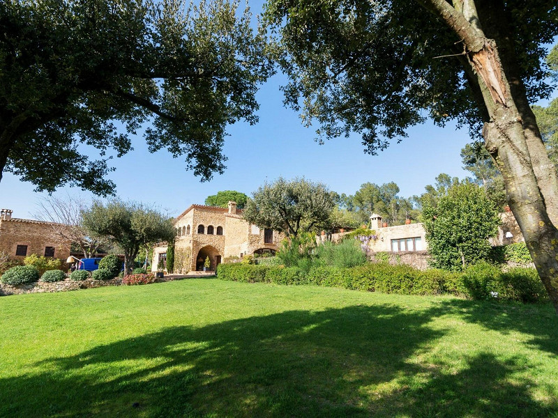 Magnificent old stone mansion in the picturesque mountainous area of Vulpellac in the province of Girona. Photo:  2