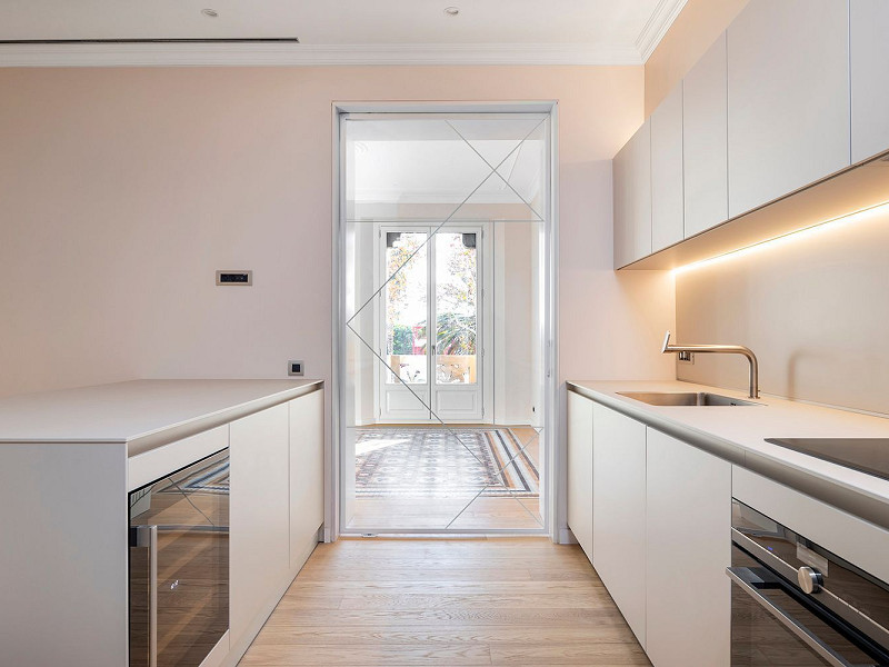 Apartamento de obra nueva singular con balcón histórico y vistas al mar en Port Vell, Barcelona. Foto:  12