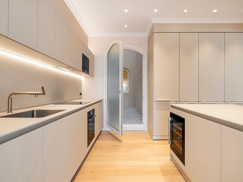 Apartamento de obra nueva singular con balcón histórico y vistas al mar en Port Vell, Barcelona. Foto:  13