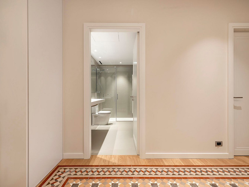 Apartamento de obra nueva singular con balcón histórico y vistas al mar en Port Vell, Barcelona. Foto:  22