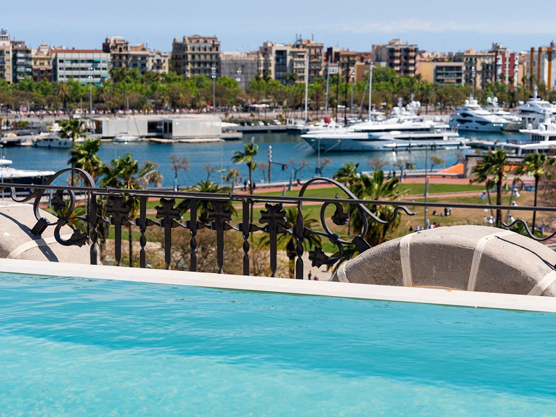Apartamento de obra nueva singular con balcón histórico y vistas al mar en Port Vell, Barcelona. Foto:  37