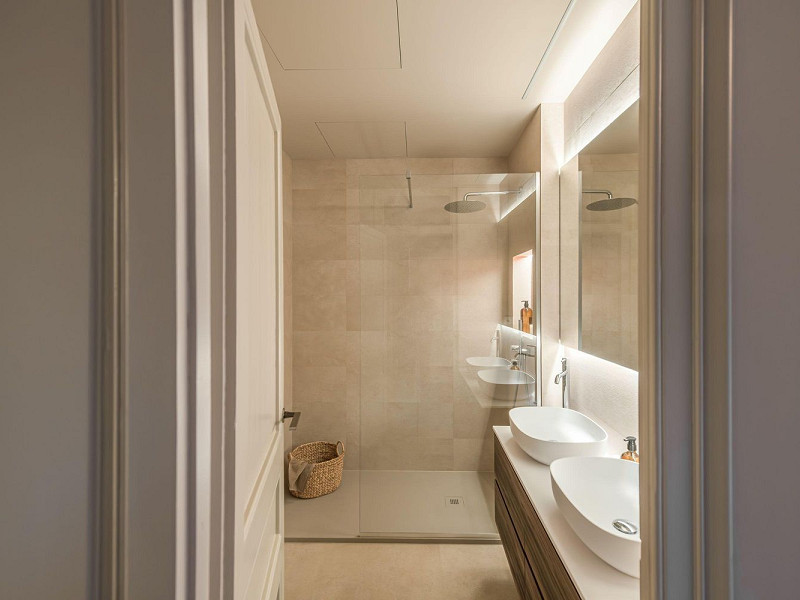 Piso rehabilitado de alto nivel en finca regia del Eixample, Barcelona. Foto:  23