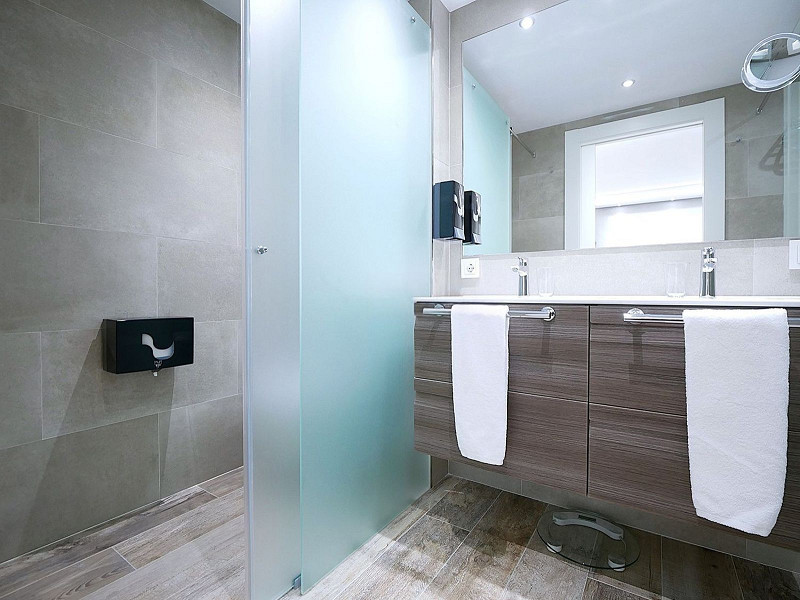 Apartment with Terrace and Wellness Facilities in El Tarter, Canillo. Photo:  16