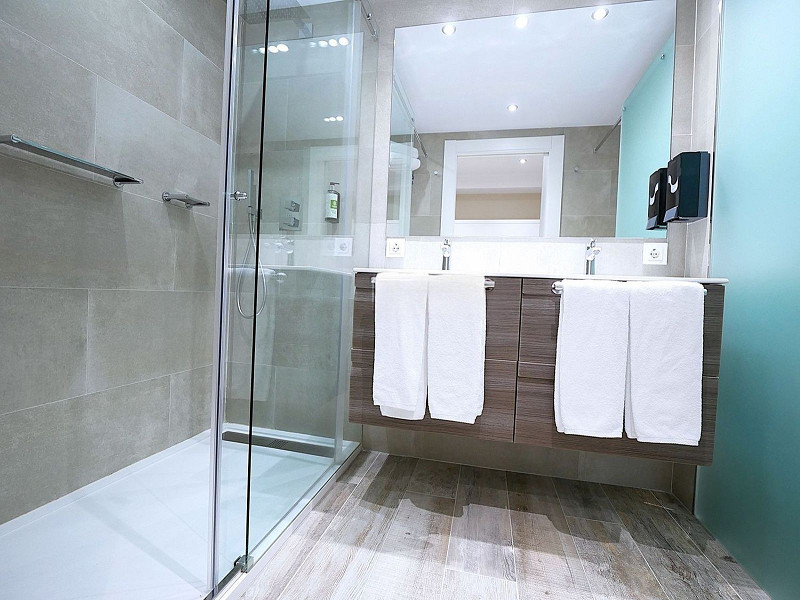 Apartment with Terrace and Wellness Facilities in El Tarter, Canillo. Photo:  19